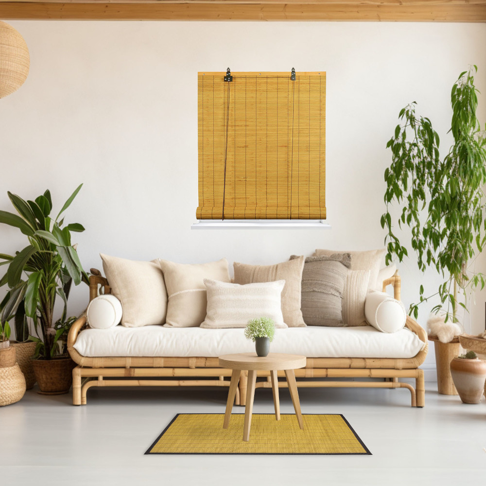 Mata i roleta bambusowa w salonie
